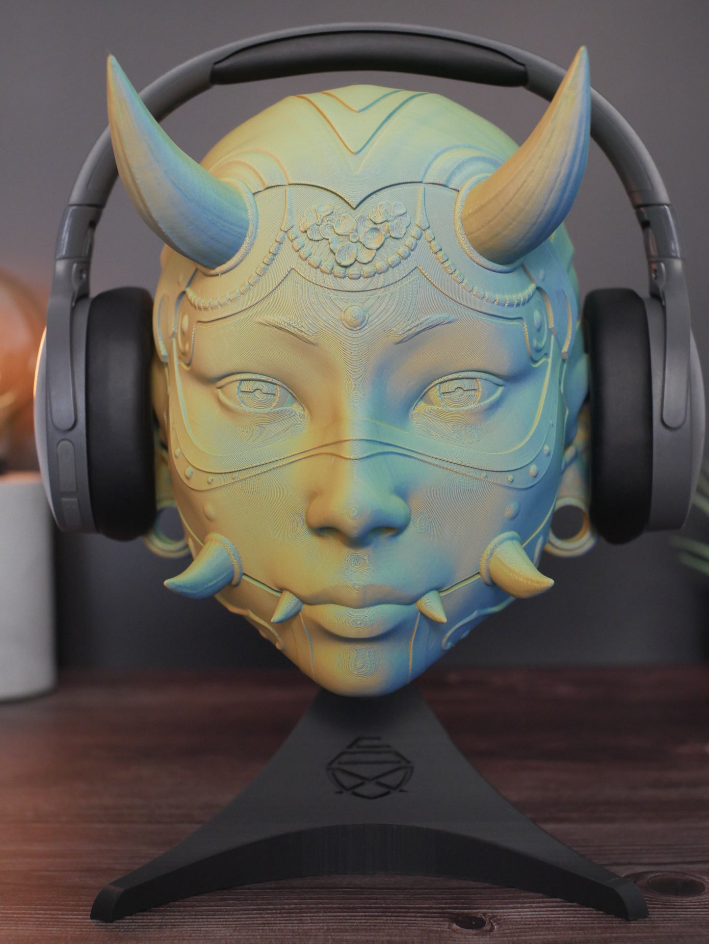 Soporte para auriculares Hannya: diseño único que cambia de color