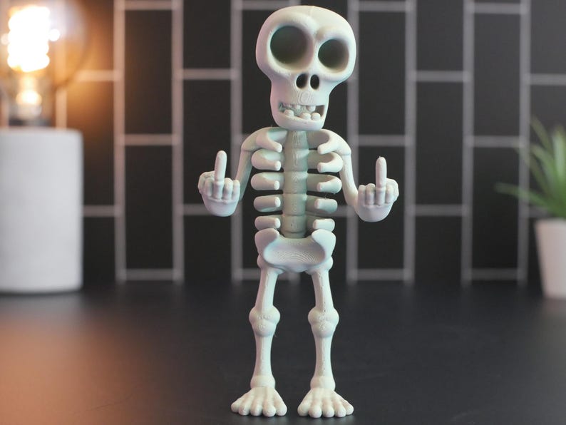 Esqueleto articulado con dedo medio: regalo perfecto para una decoración divertida y única.