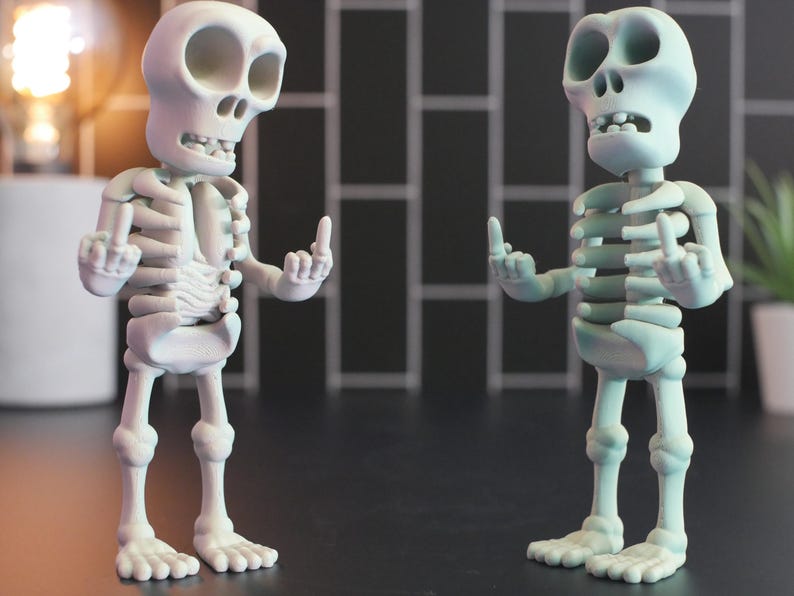 Esqueleto articulado con dedo medio: regalo perfecto para una decoración divertida y única.