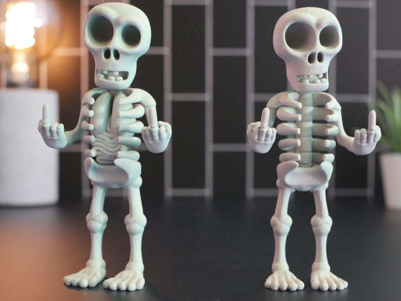 Esqueleto articulado con dedo medio: regalo perfecto para una decoración divertida y única.