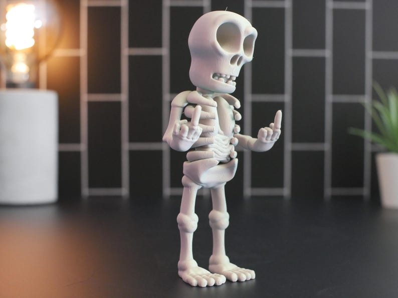 Esqueleto articulado con dedo medio: regalo perfecto para una decoración divertida y única.