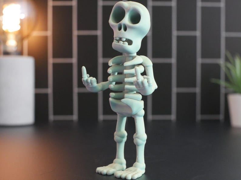 Esqueleto articulado con dedo medio: regalo perfecto para una decoración divertida y única.